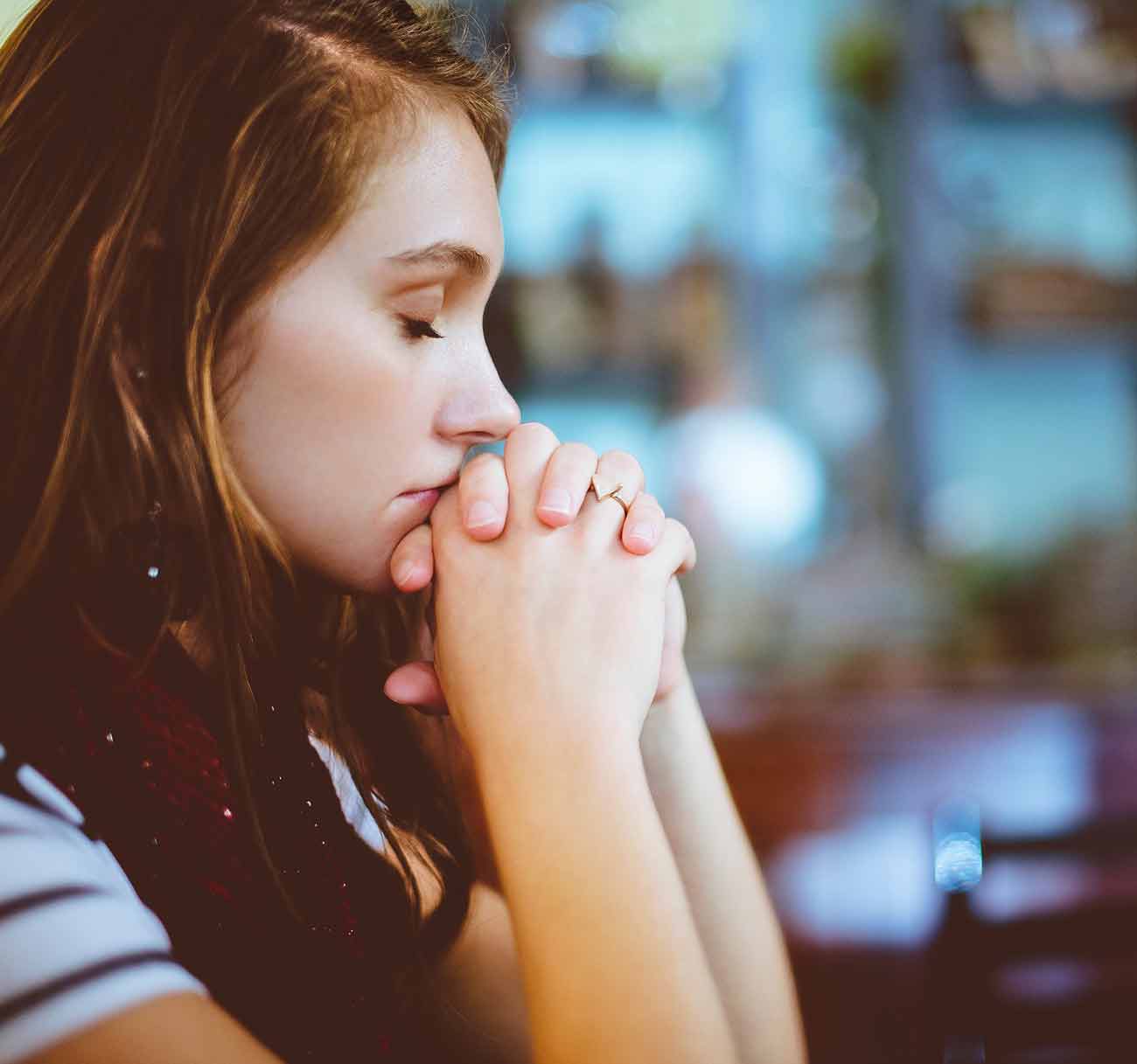 Wie kann man die Generation Z mit Kirche begeistern - Junge FGrau betend