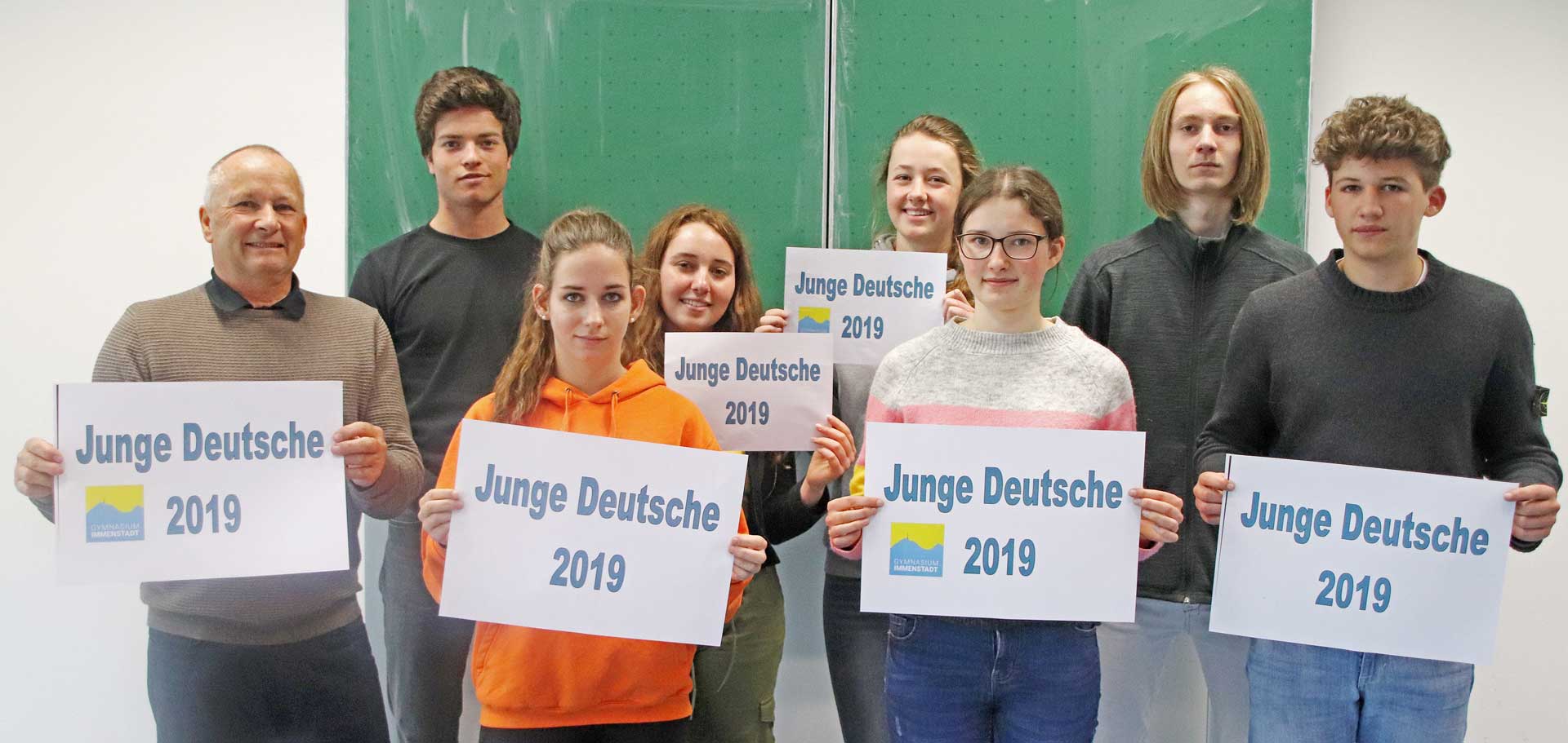 Generation-Z-Glück-in-der-Kleinstadt-Gymnasium-Immenstadt-junge-deutsche